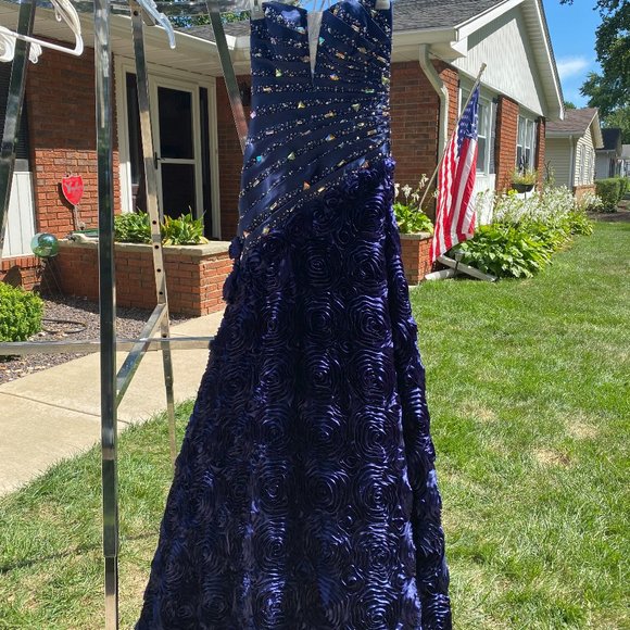 Tony Bowls Dresses & Skirts - Tony Bowls prom dress with train